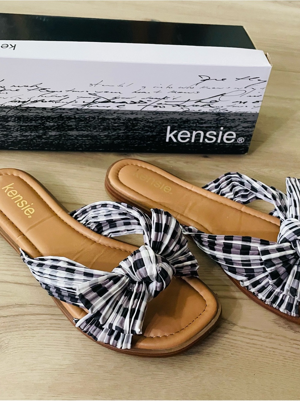 NEW in box kensie Black & White Knotted Slide Sandals with Tan Footbed